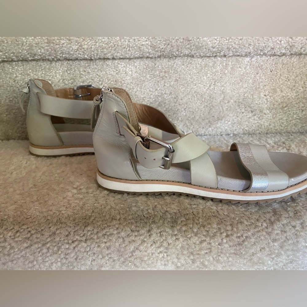 Sofft Forella Taupe Silver Metallic Leather Sandals Size 6